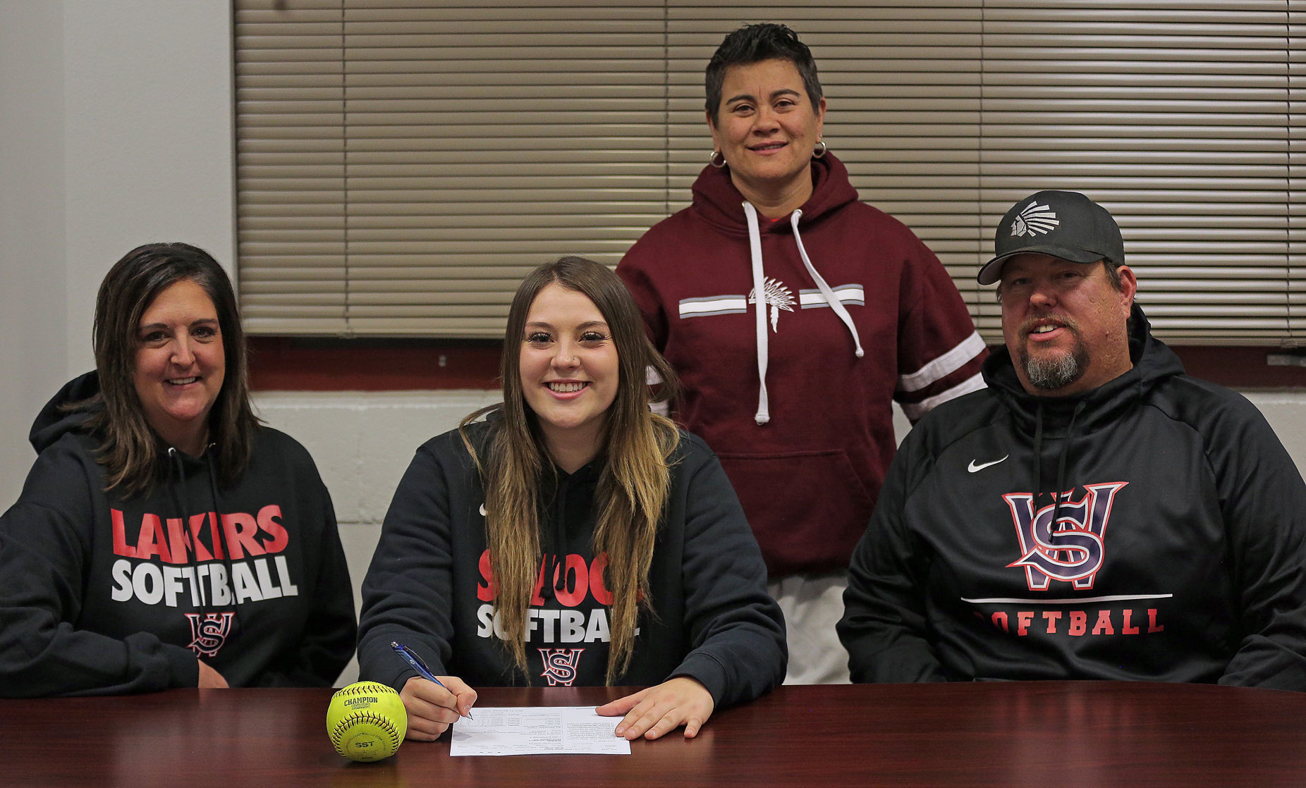 Madi Murray signing